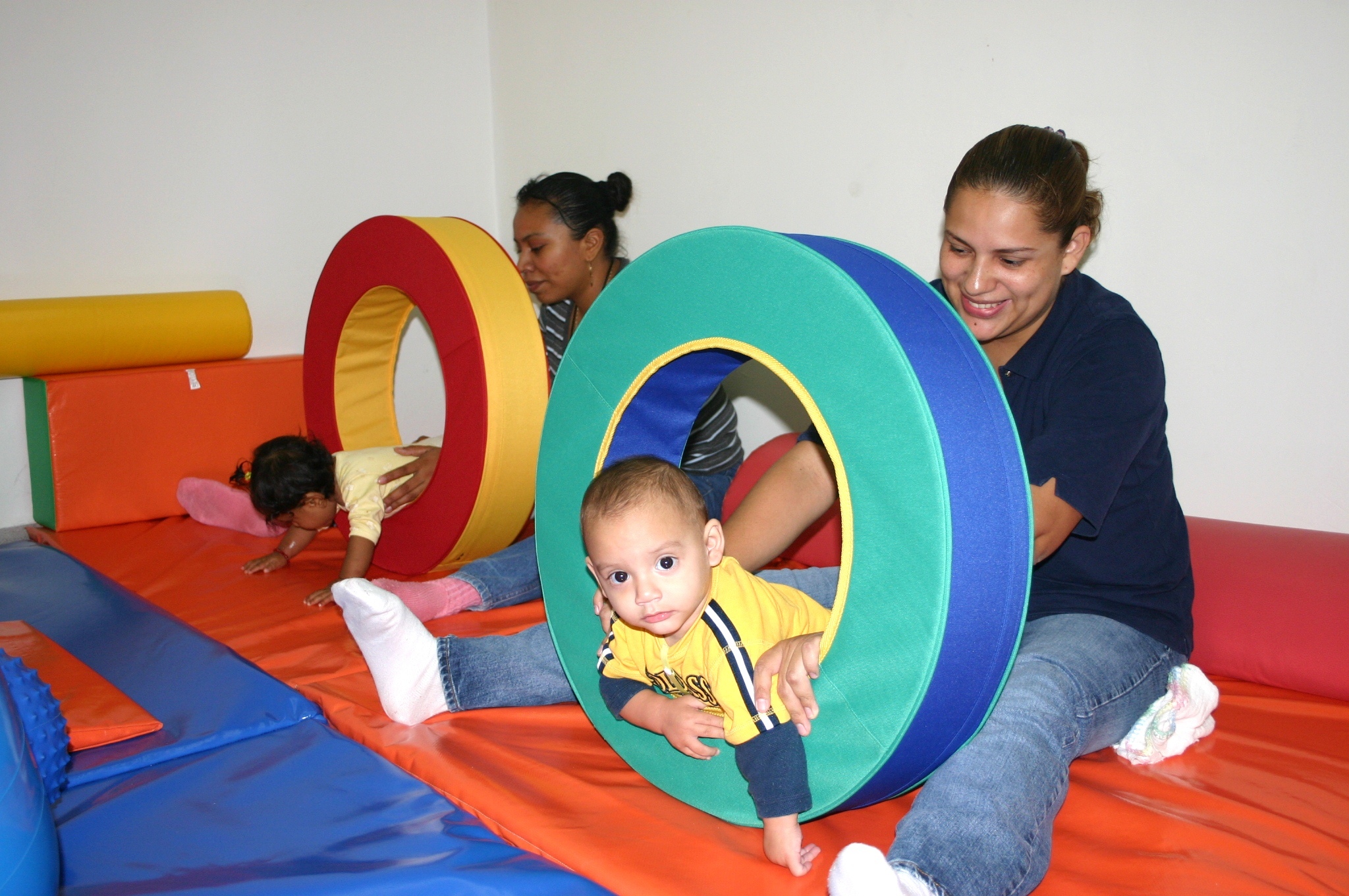 Una de las áreas de más orgullo en CRIVER es la de Estimulación Temprana, ya que es fundamental en la rehabilitación de los niños a los cuales les detectaron algún factor que no permite su desarrollo natural desde muy temprana edad.  La detención y su tratamiento a tiempo permitirán un desarrollo muy parecido al que normalmente tenemos los seres humanos. 