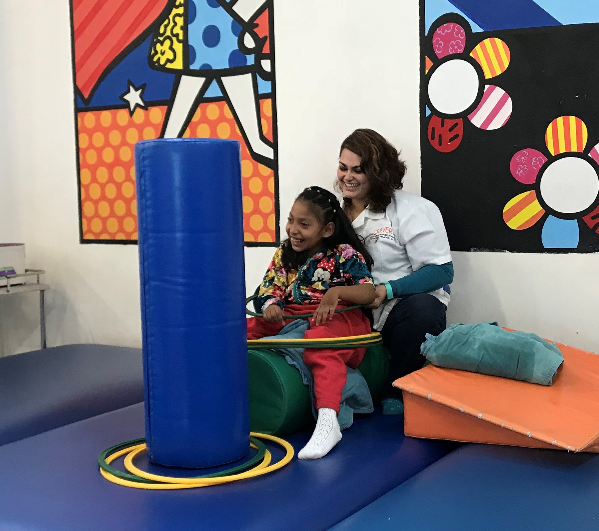 Es el tratamiento de cualquier incapacidad, lesión, enfermedad u otra condición de salud en seres humanos, o la prevención de dicha incapacidad, lesión, enfermedad u otra condición de salud y rehabilitación, mediante el uso de las propiedades físicas, químicas y otras propiedades del calor o frío, luz, agua, electricidad, sonido, masaje y ejercicios terapéuticos, incluyendo postura y procedimientos de rehabilitación; así como también la administración de pruebas neuromusculares para ayudar en el diagnóstico o tratamiento de alguna condición humana. Este tipo de tratamiento es realizado por un fisioterapeuta.